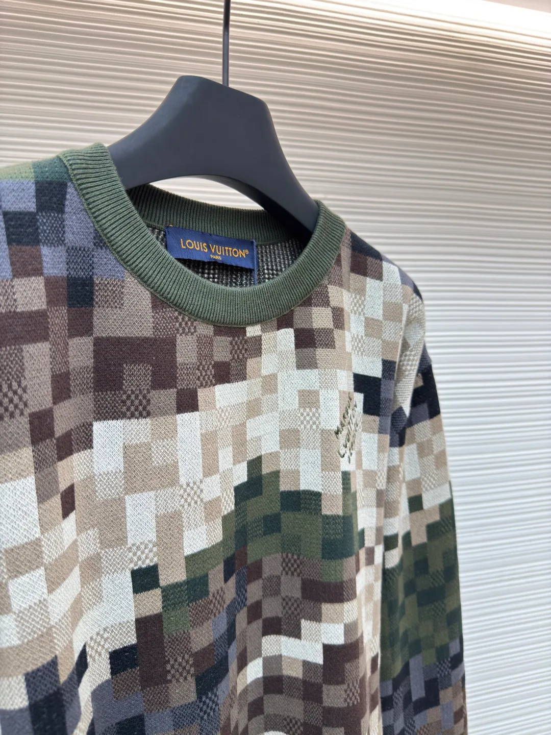LOUIS VUITTON mosaic jacquard pullover ●Authentic product: 15600 purchased and developed ●Item number: 1680303-C55 ●Fabric: cotton fabric ●Technology: jacquard production ●Version: fitted version ●Weight: about 740 grams ●Size: elements, showing a delicate texture like snake leather. The intricate jacquard texture reflects Micro Der details, and the embroidered logo embellishes the chest, making it easy to integrate into everyday looks. Standard fit with all-over Snakoflage jacquard logo embroidered on the chest, Marque at center back, 1.VuittonDeposee embroidered patches at ribbed collar, cuffs and hem. The overall wiring is straight and delicate, the fabric is comfortable and soft, and the color is consistent without color difference. It can be matched with the same style to create a fashionable look and control various occasions. Customized accessories, complete with three standards, same style for men and women!